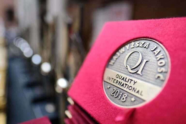 Złote Godło dla personalizowanych drzwi i okien Real Wood