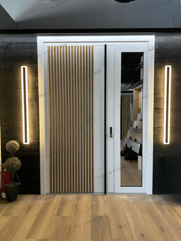 Kompozitinės įėjimo durys baltos spalvos su lamelėmis ir juoda rankena