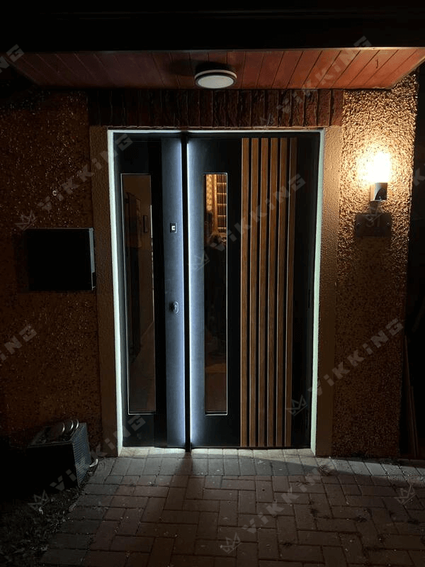 Modernios kompozitinės lauko durys su LED apšvietimu, lamelėmis ir šoniniu apšvietimu