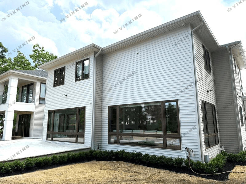 Modernūs energiją taupantys PVC langai su aukšta šilumos izoliacija prabangiems namams