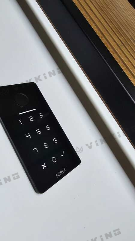 Juoda Sorex klaviatūra kompozitinėms durims su išmaniojo namo sistema